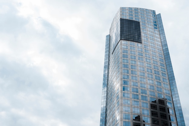 Edificio de ángulo bajo con espacio de copia