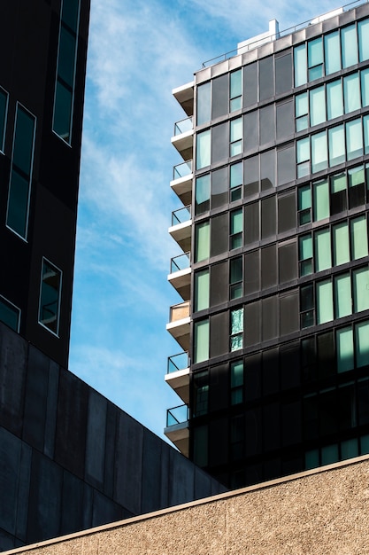 Edificio de ángulo bajo con muchas ventanas.