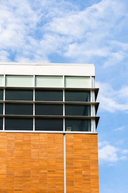 Foto gratuita edificio de ángulo bajo con ventanas y paredes de ladrillo.