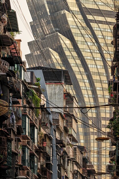 Edificio antiguo y nuevo en Macao