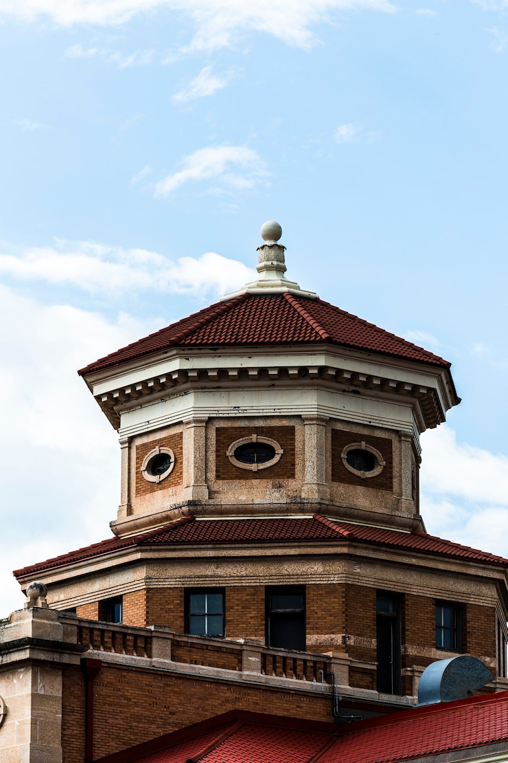 Foto gratuito edificio antiguo con techo octogonal.