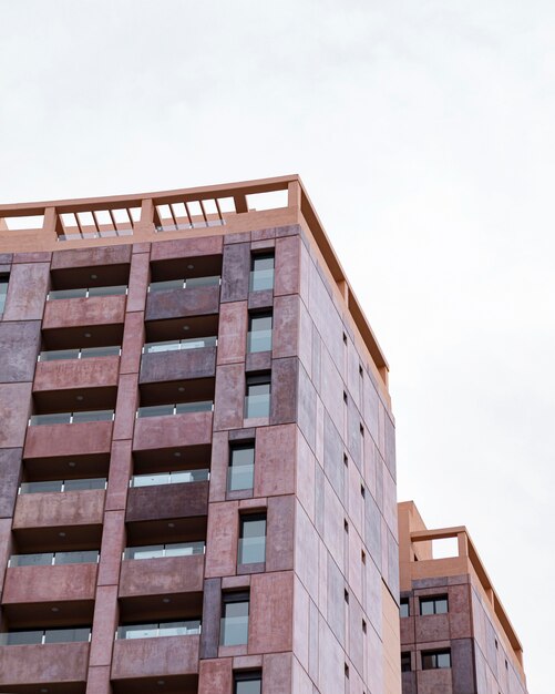 Edificio de apartamentos arquitectónicos en la ciudad con espacio de copia