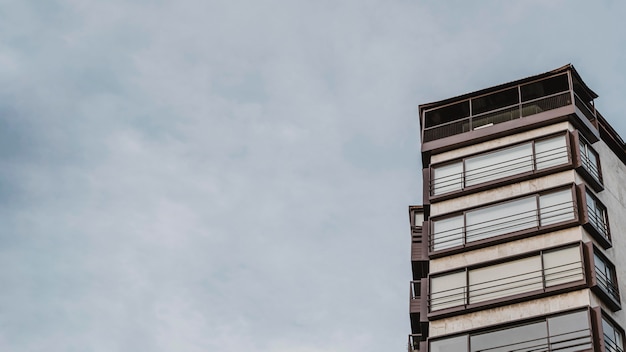 Edificio de apartamentos en la ciudad con espacio de copia