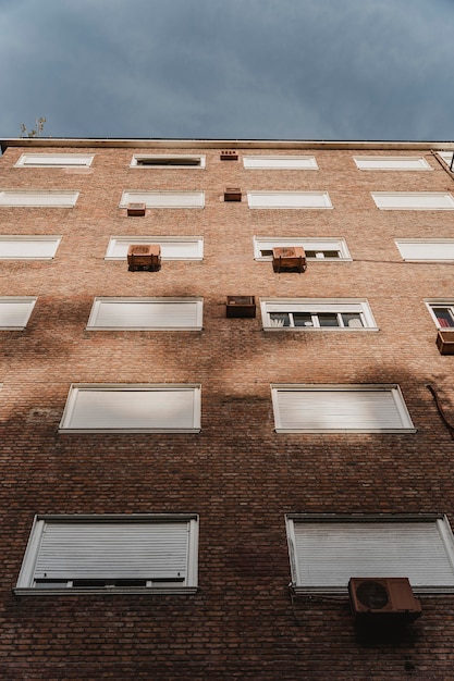 Edificio de apartamentos en la ciudad con unidades de aire acondicionado