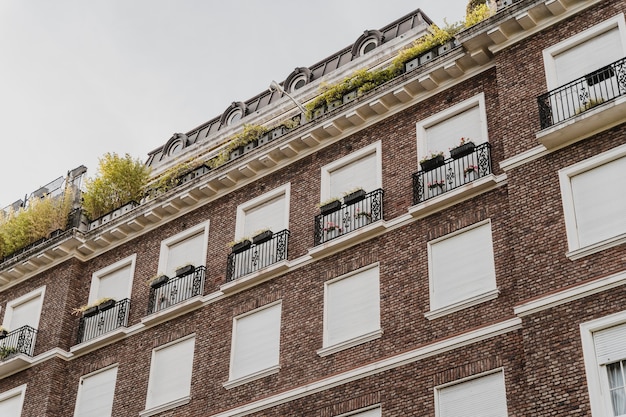 Edificio de apartamentos en la ciudad