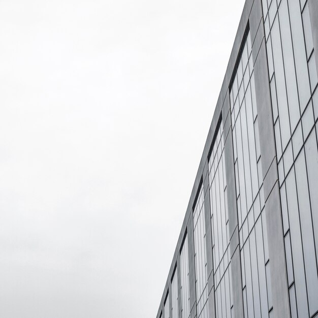 Edificio de apartamentos minimalista en la ciudad.