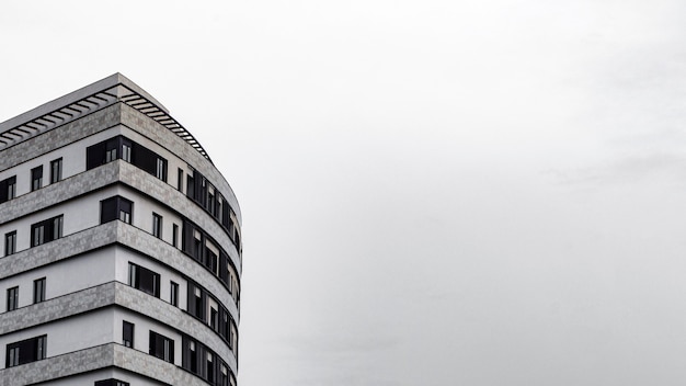 Edificio de apartamentos mínimo en la ciudad con espacio de copia