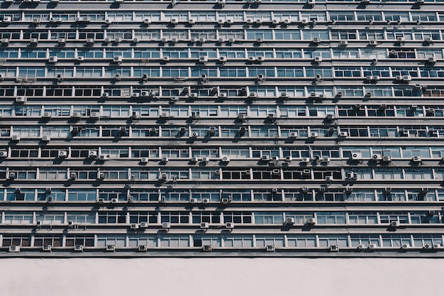 Foto gratuita edificio de apartamentos con muchas ventanas y aires acondicionados.