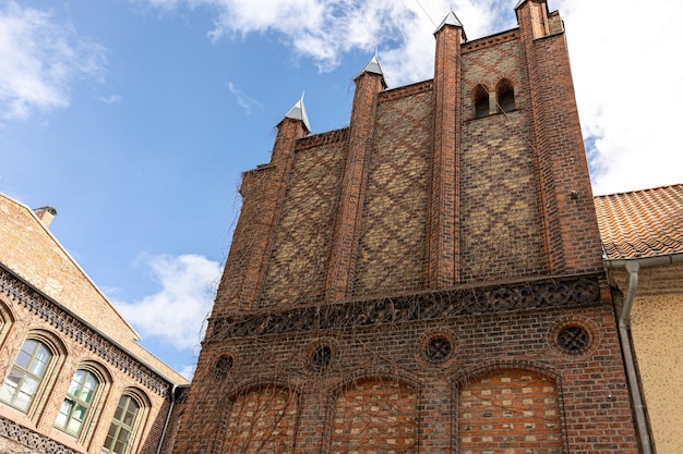 Un edificio arquitectónico antiguo hecho de ladrillos contra el cielo