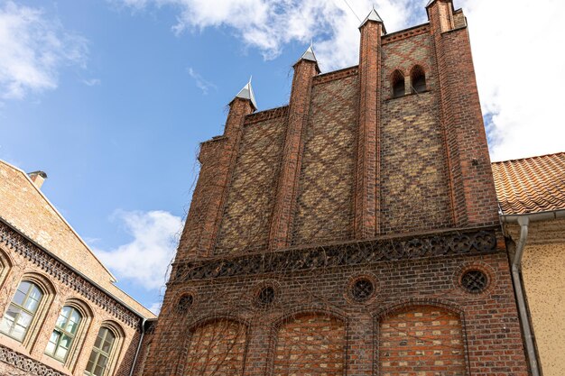 Un edificio arquitectónico antiguo hecho de ladrillos contra el cielo