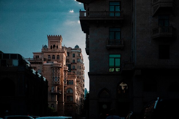 Edificio arquitectónico en el centro de la ciudad. Foto de alta calidad