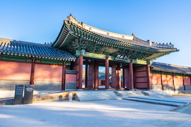 Edificio de arquitectura del palacio de Changdeokgung en la ciudad de Seúl