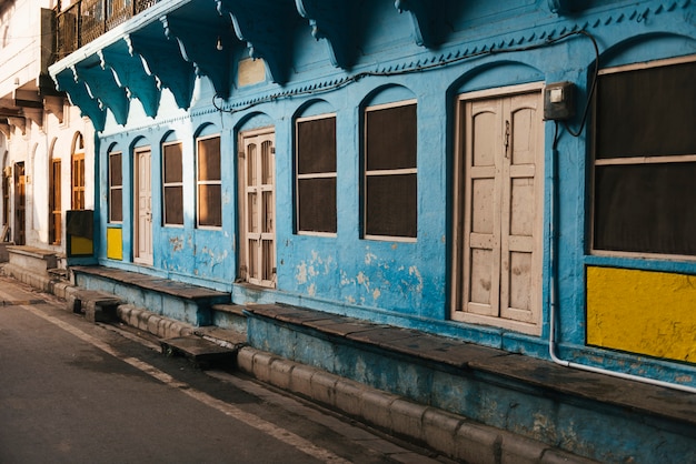 Edificio azul en una ciudad de Varanasi, India