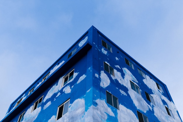 Foto gratuita edificio azul a medio terminar disparado desde un ángulo bajo