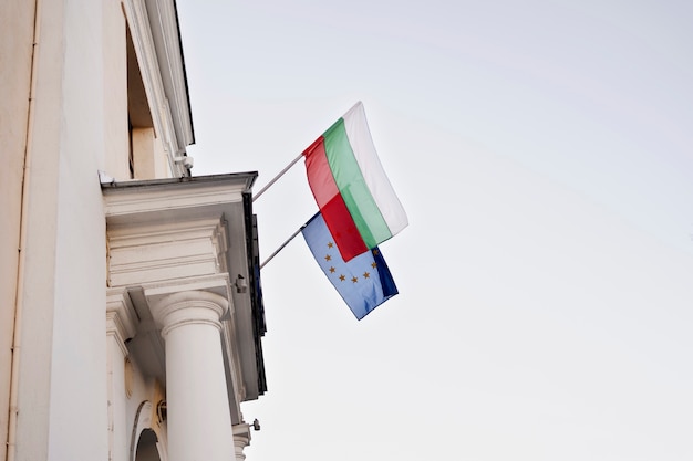 Edificio con bandera búlgara en el exterior