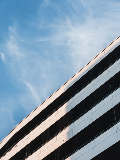 edificio blanco bajo el cielo azul nublado