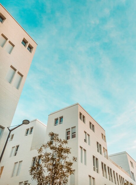 Edificio blanco bajo cielo nublado