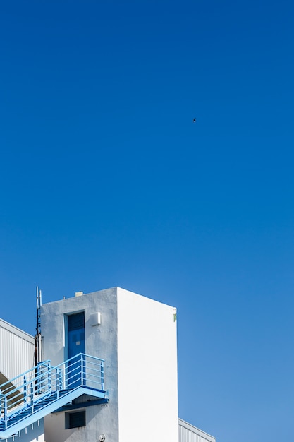 Edificio blanco con cielo