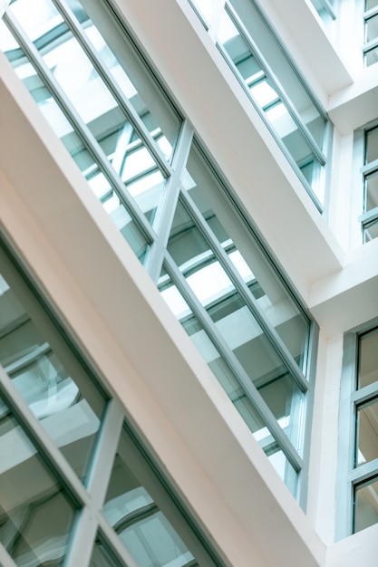 Edificio blanco moderno con ventanas panorámicas