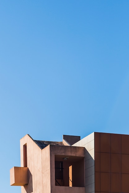 Edificio con cielo