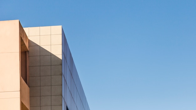 Edificio de la ciudad y cielo