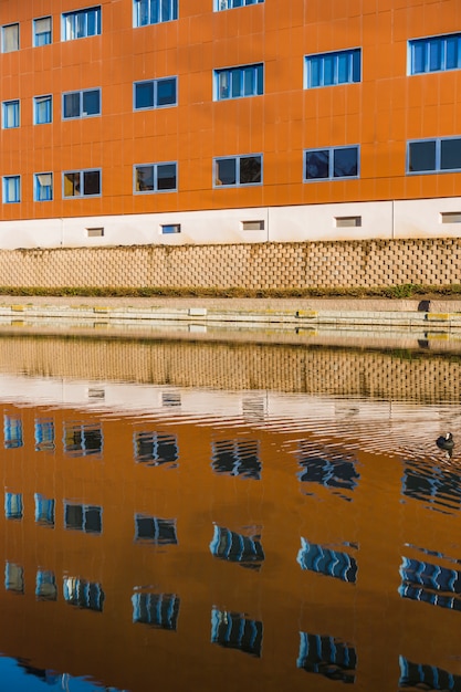 Foto gratuita edificio de la ciudad con reflejo