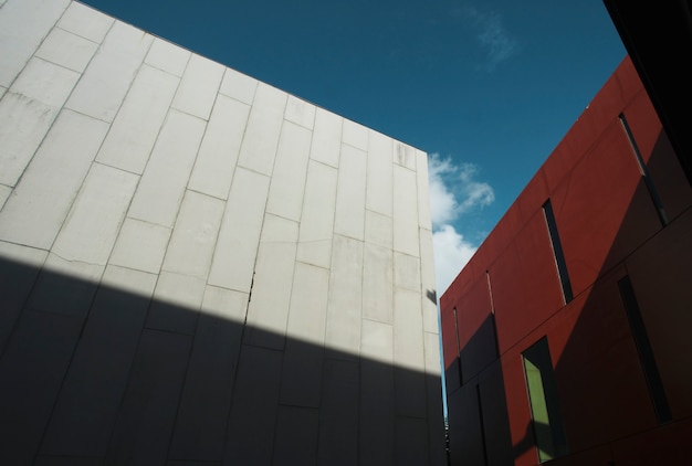 Edificio comercial alto moderno y gris.