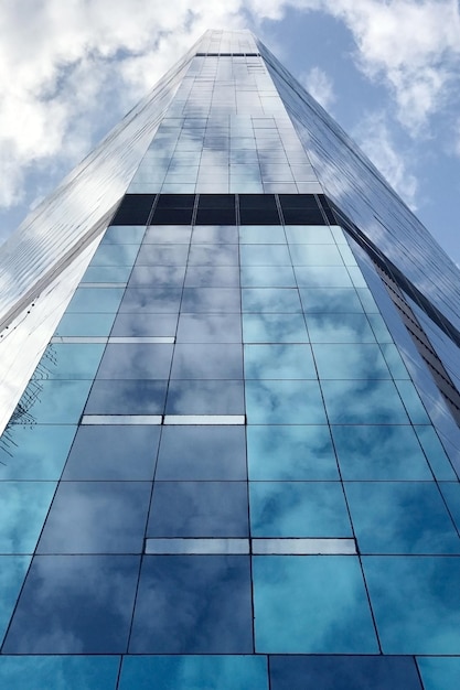 Edificio comercial en el centro de la ciudad con reflejo de nubes