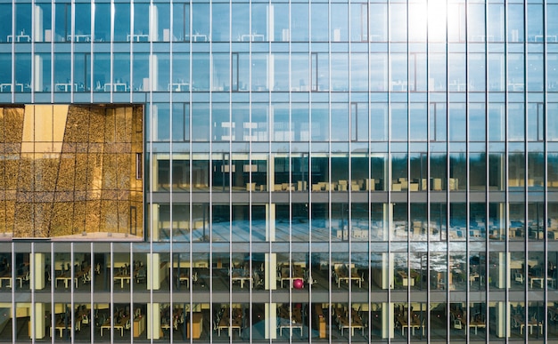 Foto gratuita edificio comercial de vidrio alto en una ciudad urbana