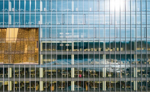 Edificio comercial de vidrio alto en una ciudad urbana