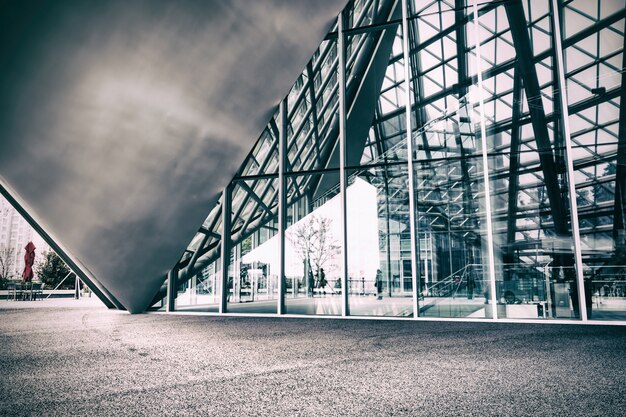 Edificio contemporáneo con fachada de cristal