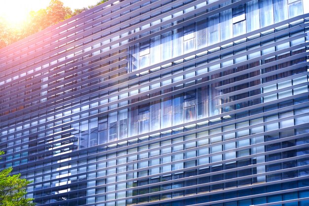 Edificio de cristal al atardecer