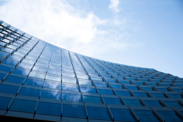 Edificio de cristal de diseño moderno de bajo ángulo