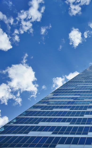 Edificio de cristal con nubes de fondo