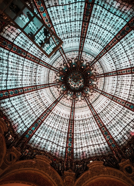 Edificio de cúpula de vidrio transparente