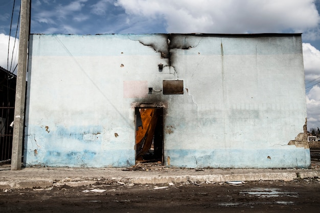 Foto gratuita edificio dañado guerra rusa en ucrania