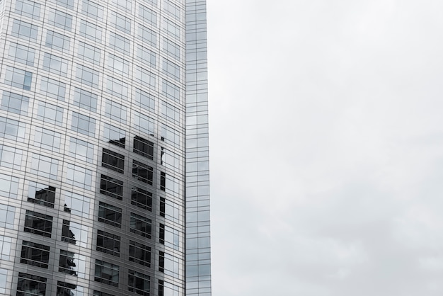 Edificio diseñado de vidrio de primer plano