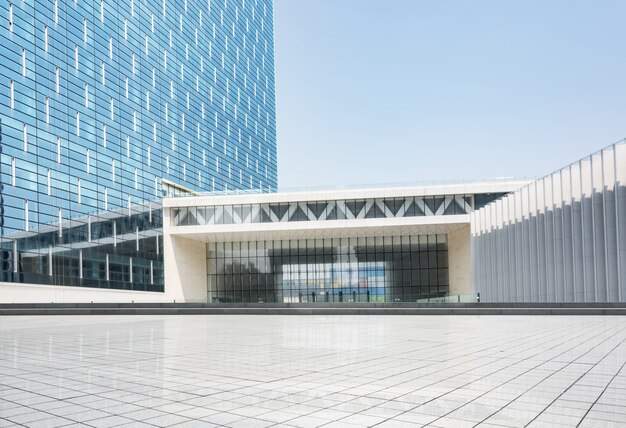 Edificio enorme con muchas ventanas