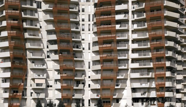 Edificio espiral marrón y blanco