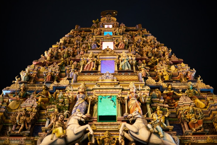 Foto gratuito edificio con estatuas por todas partes