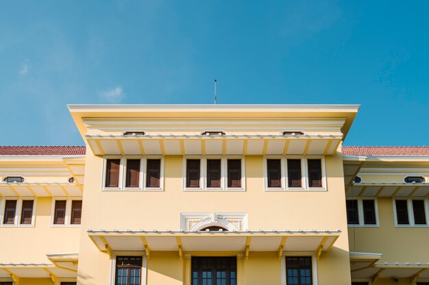 edificio de estilo colonial