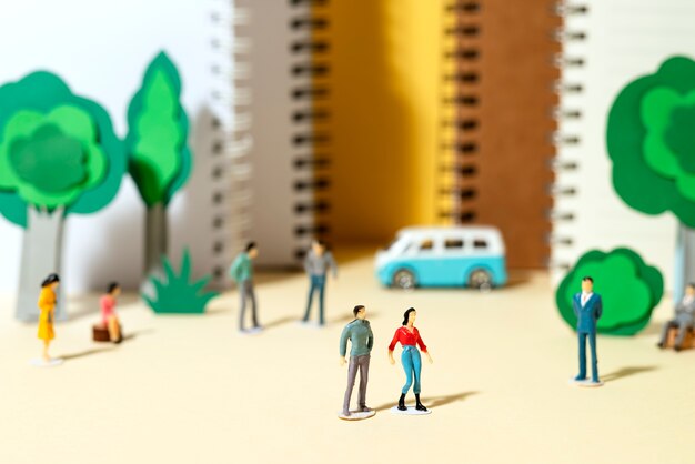Edificio estilo papel con gente.