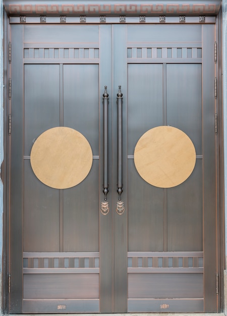 Foto gratuita edificio europeo estilo puertas puerta