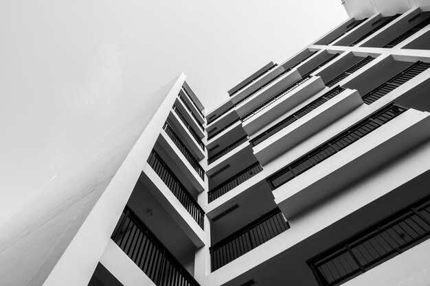 Edificio exterior blanco y negro.