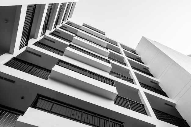 Edificio exterior blanco y negro.