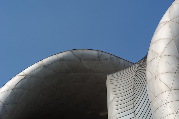 Edificio futurista con forma geométrica