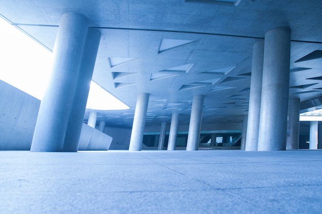 Edificio geométrico con columnas