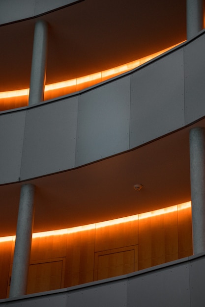Edificio gris con luces del pasillo encendidas