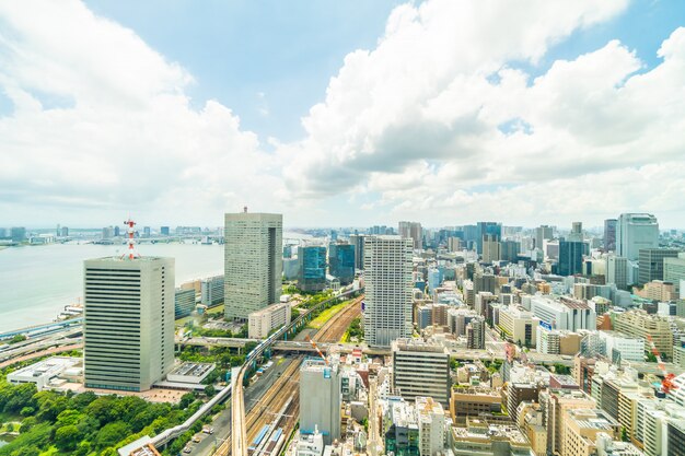 Edificio hermoso de la arquitectura en el horizonte de la ciudad de Tokio