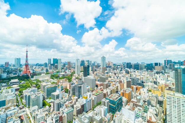 Edificio hermoso de la arquitectura en el horizonte de la ciudad de Tokio